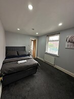 Cozy Manchester House - Stay With Host Onsite