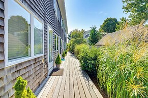 Stylish Lofted Condo, 1 Block to Commercial St!