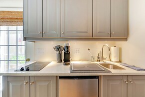 Stylish Lofted Condo, 1 Block to Commercial St!