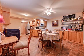 3 Mi to Iowa State University: Ames Apartment