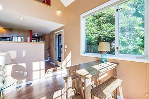 Waterfront Bellingham Bliss: Steps to Beach!