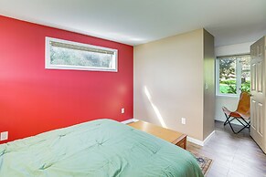 Waterfront Bellingham Bliss: Steps to Beach!