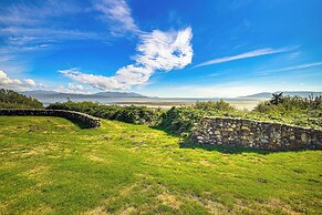 Waterfront Bellingham Bliss: Steps to Beach!