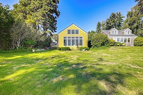 Waterfront Bellingham Bliss: Steps to Beach!
