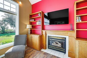 Waterfront Bellingham Bliss: Steps to Beach!