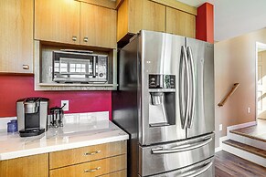 Waterfront Bellingham Bliss: Steps to Beach!