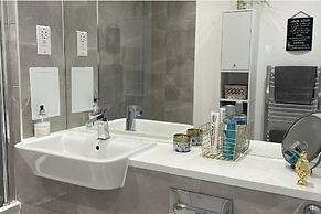 Modern Apartment All Amenities Greater London