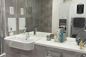 Modern Apartment All Amenities Greater London