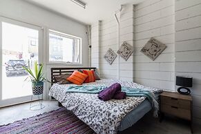 Melbourne CBD-private rooms guests Hse.