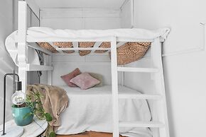 Melbourne CBD-private rooms guests Hse.