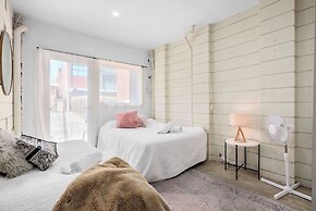 Melbourne CBD-private rooms guests Hse.