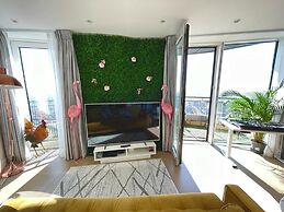 Stylish 1-Bedroom Apt with Stunning London Views