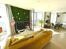 Stylish 1-Bedroom Apt with Stunning London Views