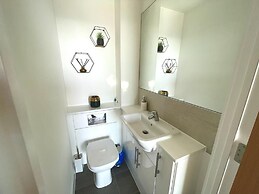 Stylish 1-Bedroom Apt with Stunning London Views