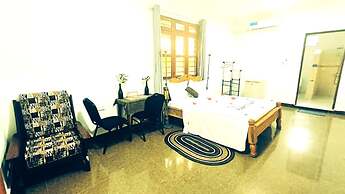 zanzllywood hotel and apartments