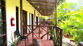 zanzllywood hotel and apartments