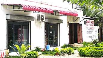 zanzllywood hotel and apartments