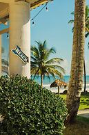 Room in Guest Room - Oceanfront Suite With Kitchenette Stunning Views 