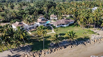 Room in Guest Room - Oceanfront Suite With Kitchenette Stunning Views 