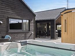 5 Star Holiday Home in Dronningmolle