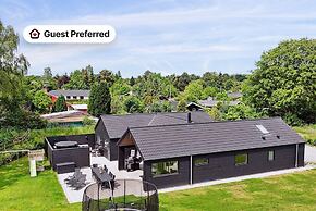 5 Star Holiday Home in Dronningmolle