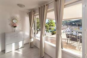 Sea View Apartment Doris
