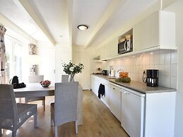 Cozy Holiday Home in Zonnemaire Near Lakebeach