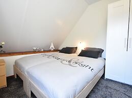 Cozy Holiday Home in Zonnemaire Near Lakebeach