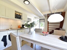 Cozy Holiday Home in Zonnemaire Near Lakebeach