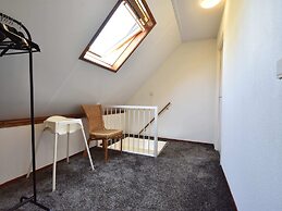 Cozy Holiday Home in Zonnemaire Near Lakebeach