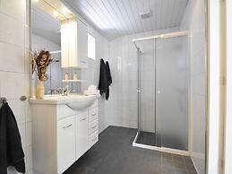 Cozy Holiday Home in Zonnemaire Near Lakebeach