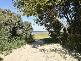 Cozy Holiday Home in Zonnemaire Near Lakebeach