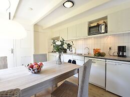 Cozy Holiday Home in Zonnemaire Near Lakebeach