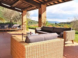 Beautiful Villa in San Giovanni del Pantano With Pool