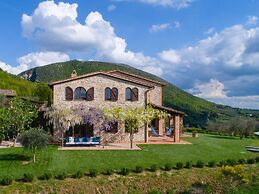 Beautiful Villa in San Giovanni del Pantano With Pool