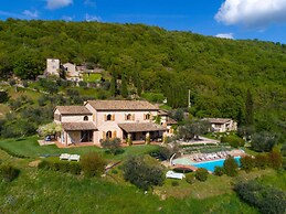 Beautiful Villa in San Giovanni del Pantano With Pool