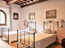 Beautiful Villa in San Giovanni del Pantano With Pool