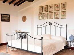 Beautiful Villa in San Giovanni del Pantano With Pool