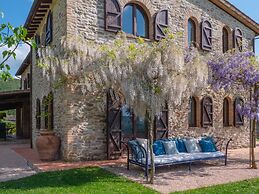 Beautiful Villa in San Giovanni del Pantano With Pool