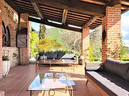 Beautiful Villa in San Giovanni del Pantano With Pool