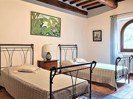 Beautiful Villa in San Giovanni del Pantano With Pool