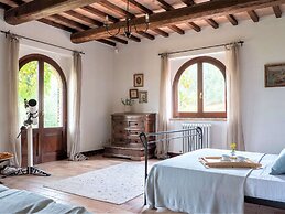 Beautiful Villa in San Giovanni del Pantano With Pool