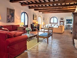 Beautiful Villa in San Giovanni del Pantano With Pool