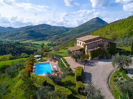 Beautiful Villa in San Giovanni del Pantano With Pool