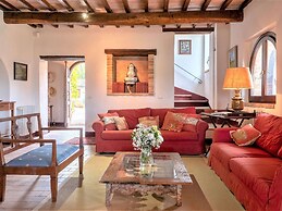 Beautiful Villa in San Giovanni del Pantano With Pool