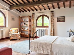 Beautiful Villa in San Giovanni del Pantano With Pool