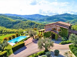 Beautiful Villa in San Giovanni del Pantano With Pool