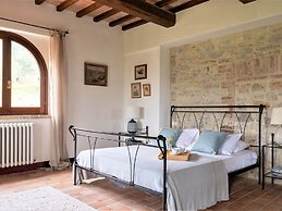 Beautiful Villa in San Giovanni del Pantano With Pool