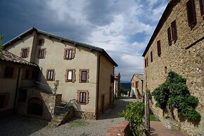 Lovely Farmhouse in Monticiano With Garden