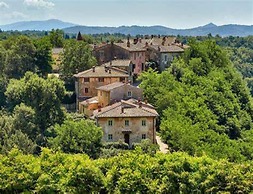 Lovely Farmhouse in Monticiano With Garden